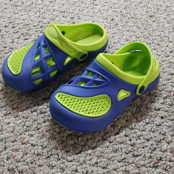 rubber shoes like crocs